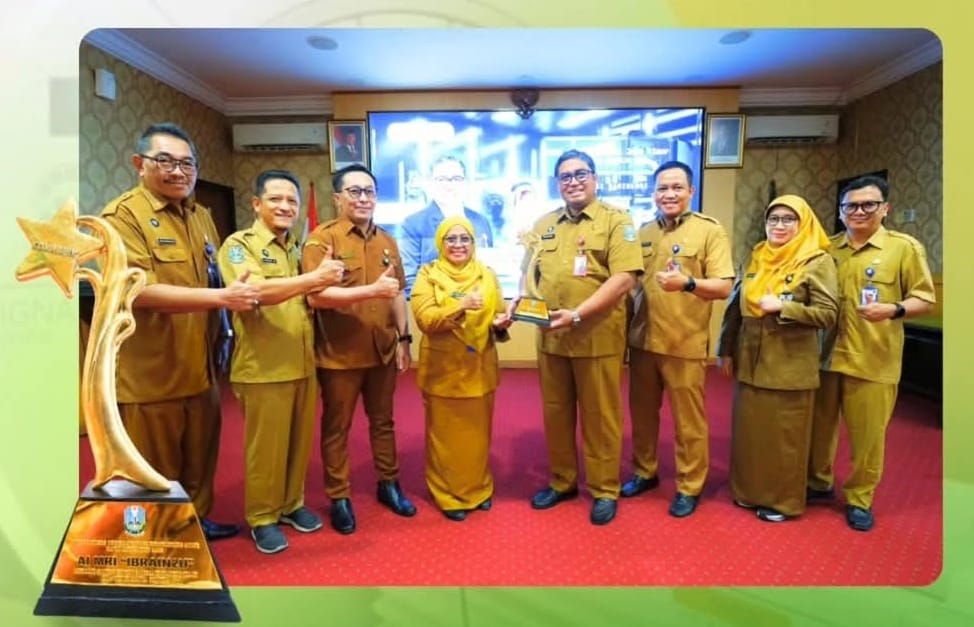 Penyerahan Trofi Juara 1 Outstanding Lomba Inovasi Kovablik Tahun 2025 kepada Direktur RSUD Haji